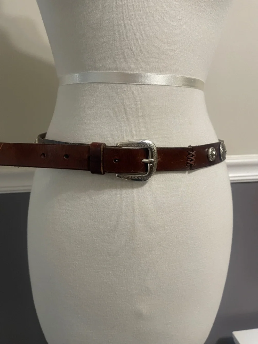 VTG Fossil Brown Leather Belt with Silver Concho and Star Studs - Picture 2 of 6